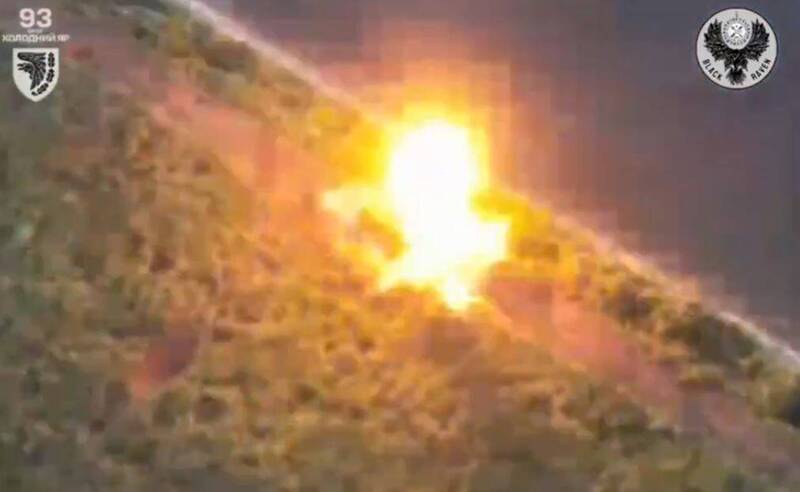 俄軍「烏龜戰車」遭烏無人機鑽入 引發大爆炸