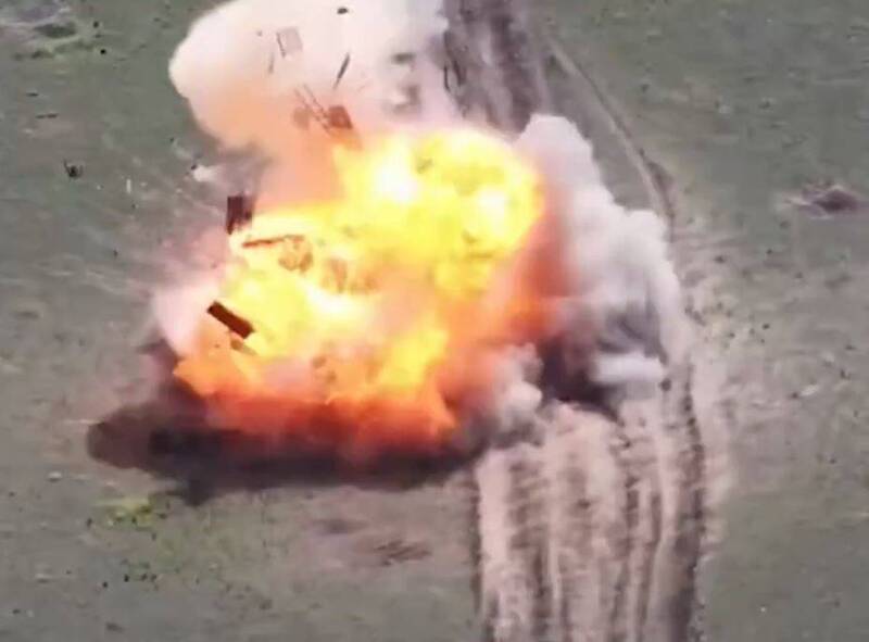 烏龜戰車無效? 烏軍自殺式無人機將俄戰車炸上天
