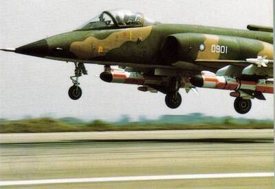 國防秘辛》駕A-3攻擊機掛空射雄二飛彈  空軍「雷雄小組」任務曝光