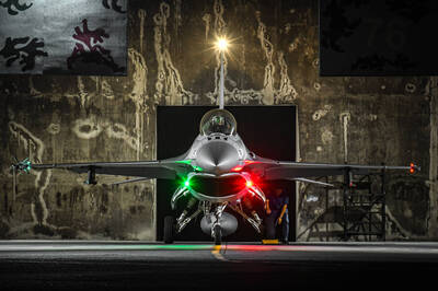 夜隼出擊！F-16V夜航攔截、訓練挑戰多 時刻防範共機越界