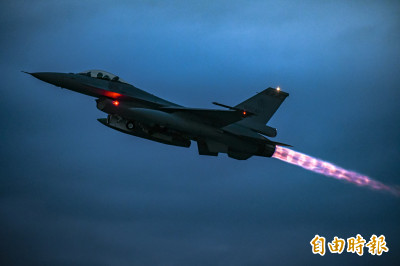 影片》共機當心！ 空軍F-16V戰機夜航 震撼發動機聲響「有層次」