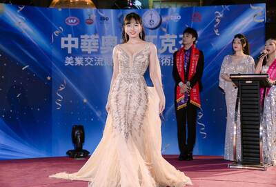 藝工隊女兵豔冠群芳  謝易潔榮獲選美大賽后冠殊榮