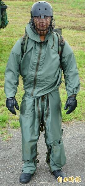 穿「鐵漢裝」怎跳傘？一鏡到底直擊影片曝光