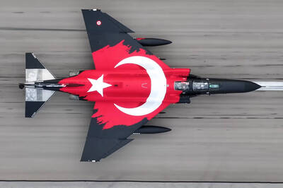 老兵不死只有更帥！土耳其空軍F-4E新彩繪慶祝服役50週年