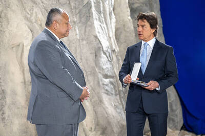 美海軍榮譽「TOP GUN」 湯姆克魯斯獲頒「傑出公共服務」勳章