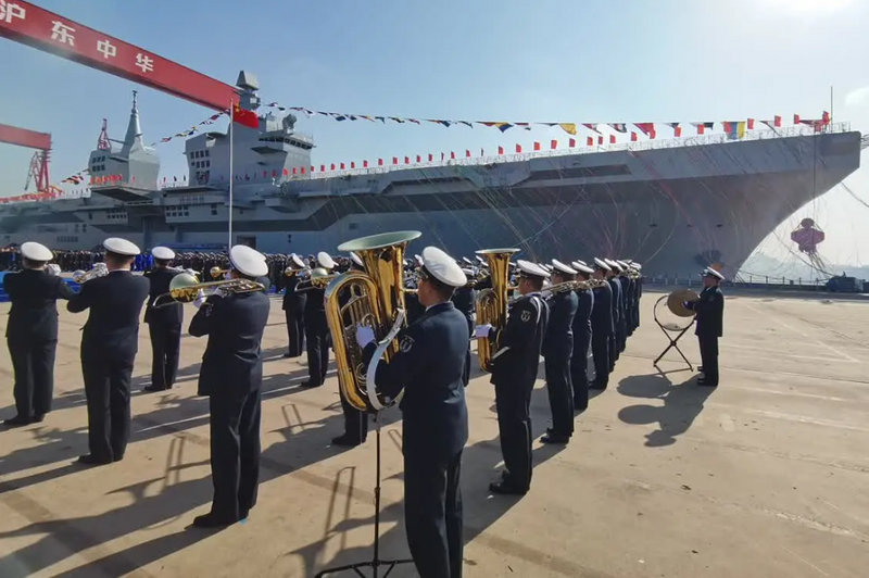 對台威脅增加！中國首艘4萬噸076級兩棲攻擊艦「四川艦」下水