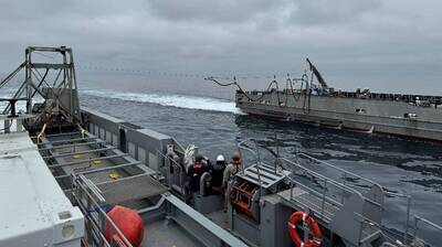 軍武新知》加滿不求人！ 美軍無人艦首度完成「海上油料補給」