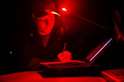 軍武百科》酷！美國海軍「跨年限定」傳統 用創意詩歌撰寫航海日誌