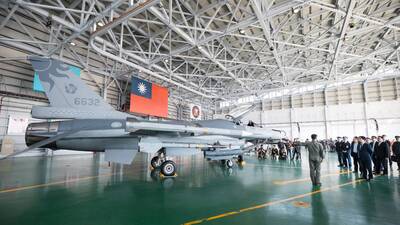 總統視導空軍七聯隊 與戰功彪炳的F-16V「狙擊手」莢艙同框