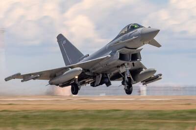 險成英軍最貴凶器 價值3千萬的颱風戰機Litening莢艙竟飛到掉下來