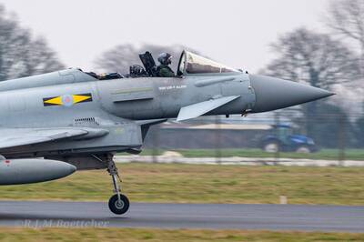 又是你英國空軍？ 颱風戰機座艙罩疑遭鳥擊噴飛 成「敞篷戰機」