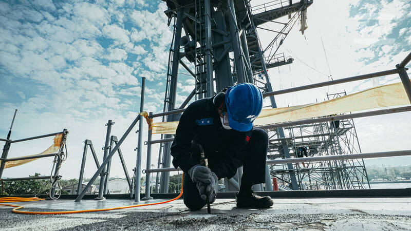 海軍岳飛軍艦「大修」畫面曝光！除鏽上漆維持戰力