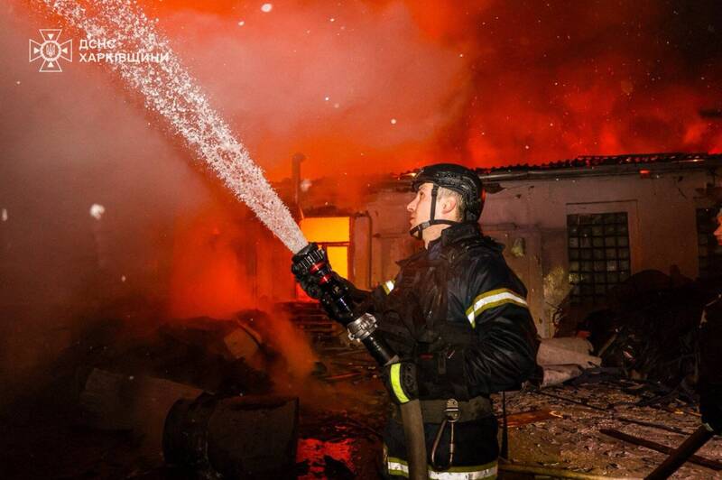 俄軍夜襲釀15死！123架無人機狂轟烏克蘭 哈爾科夫倉庫燒成廢墟