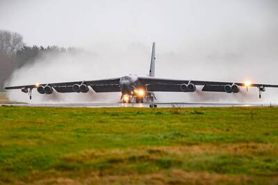 回歸歐洲坐鎮！ 2架美軍B-52H轟炸機飛抵英國 開啟新一輪戰略部署