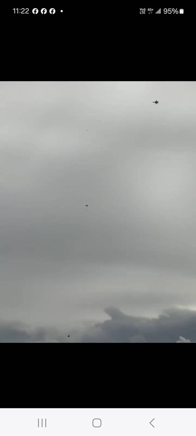 勇鷹高教機發動機失效墜海  飛官跳傘逃生畫面曝光