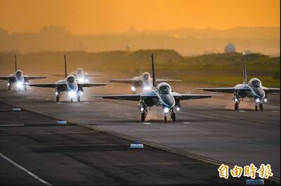 勇鷹高教機雙發動機失效墜海  飛行員林瑋少校獲救吊掛送醫