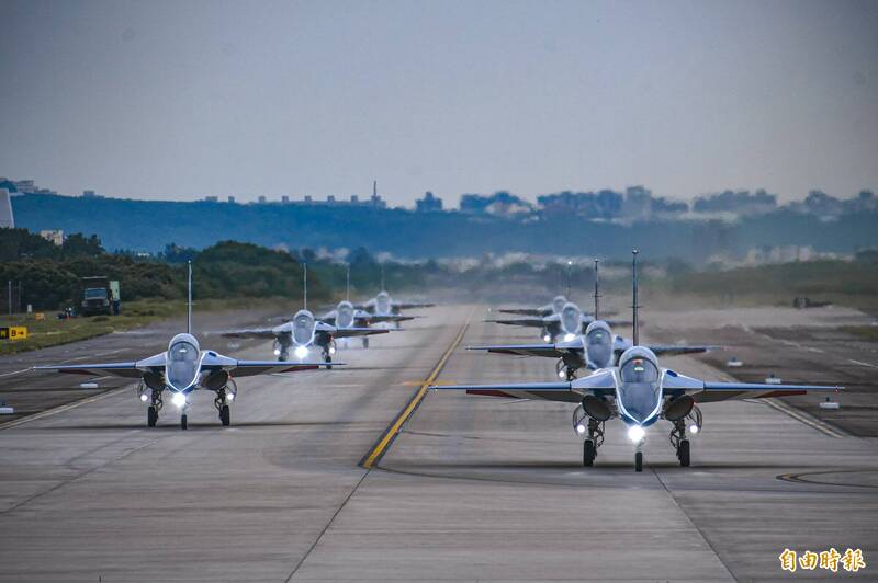 勇鷹高教機發動機失效墜海 王定宇：持續追縱調查結果