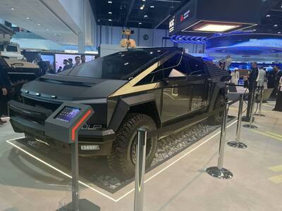 特斯拉裝甲車成真？ 電動Cyber​​truck上特製裝甲現身IDEX防務展