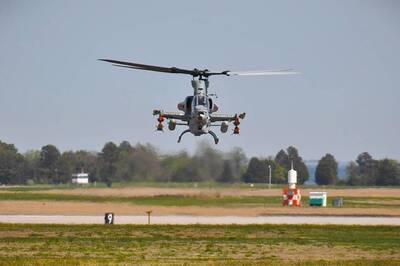 用平板電腦無線射擊！ 美陸戰隊AH-1Z成功首射「新型遠程飛彈」