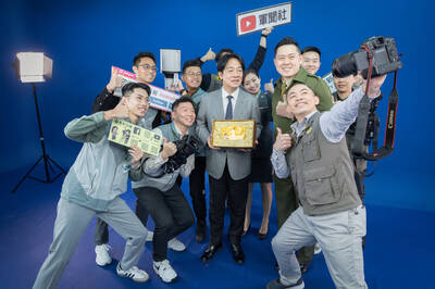 賴總統至青年日報社及軍聞社 勗勉抵禦「無煙硝攻勢」