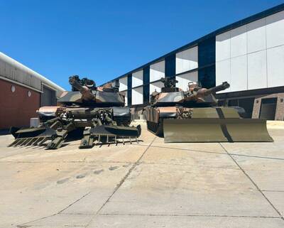 波蘭和我國同款的M1A2戰車有新玩意 裝上套件後即可掃雷、施工