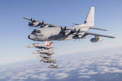 軍武圖輯》美陸戰隊「傳承計畫」訓練 大黃蜂、F-35戰機齊飛太震撼