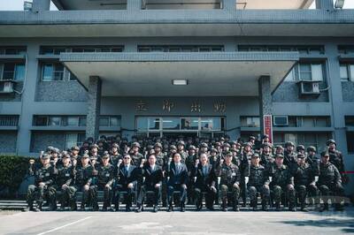 【影】陸戰隊+憲兵組松山基地衛戍戰鬥隊  雙聯裝刺針飛彈強化防空