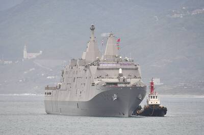 【影】社群媒體瘋傳  我玉山軍艦海上受美艦加油補給