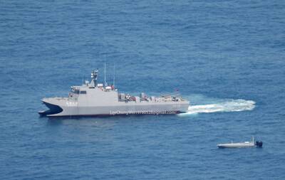 【影】「快奇」無人艇海上衝刺畫面曝光 中科院光榮之星緊跟一旁