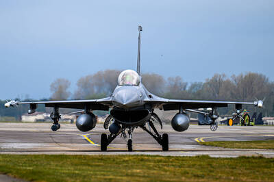 【影】源自中東最新戰法 美空軍「戰鬥弓箭手」演習模擬反無人機