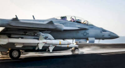 美軍E/A-18G罕見掛4枚AGM-88  要把胡塞防空打得不要不要的