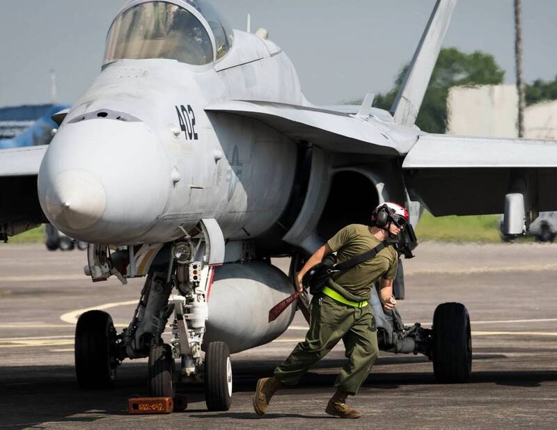 二戰老艦成靶心！美陸戰隊F-18參與「肩並肩」南海擊沉演習