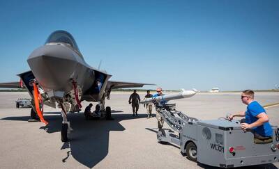 為新F-35「配劍」 波蘭斥資425億再購400枚最先進AIM-120D飛彈