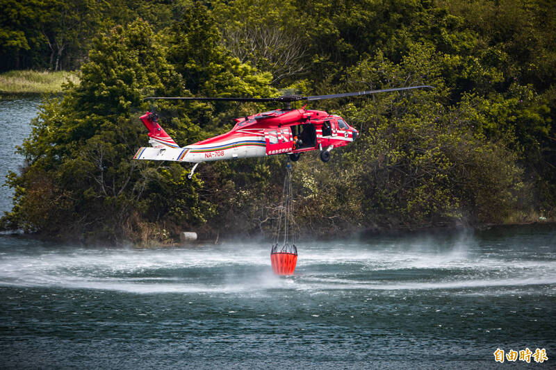 軍武圖輯》揭開空勤總隊特殊任務 UH-60紅鷹負重2噸水源上山滅火