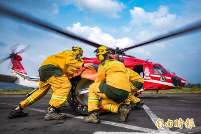 【影】挺進直擊「黑鷹」直升機作業 消防水袋原來是這樣搞的！