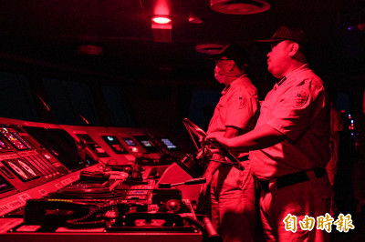 【影】警鈴大作、「鷹眼」啟動！ 直擊海巡雲林艦夜間驅離演練