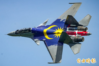 國旗塗裝超搶鏡！ 馬空軍司令駕駛Su-30MKM戰機大秀飛技