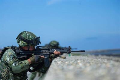 【影】T91步槍、M249機槍火力交織 步兵257旅赴灘岸野戰射擊