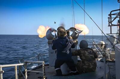 【影】在海上如何防無人機？ 法海軍「野火」演習彈、砲交織火網