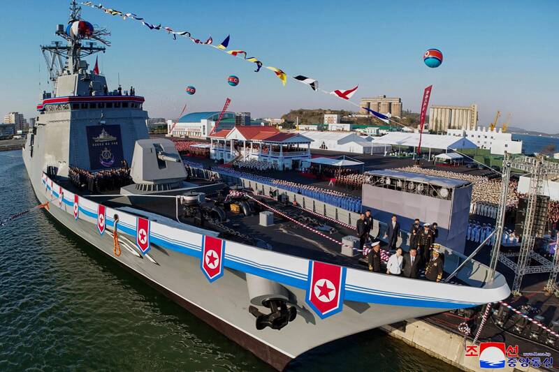 驅逐艦下水時船體破裂 金正恩目睹全程：絕對無法容忍！