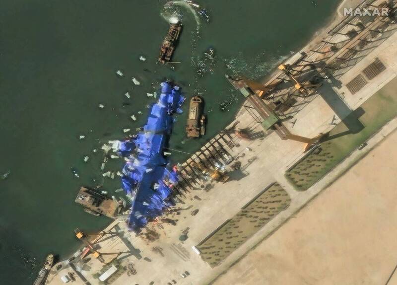 北韓翻覆驅逐艦最新照曝！疑用氣球浮起沉船 專家：學天外奇蹟？