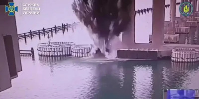 影片直擊！烏克蘭「水下爆破」克里米亞大橋 俄後勤大動脈告急