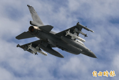 5架F-16V掛魚叉丶AIM-120飛彈升空   威力偵巡表達備戰護土決心