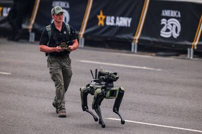 美軍閱兵》不是只有戰車大砲和飛機 機械狗、無人機現身吸睛