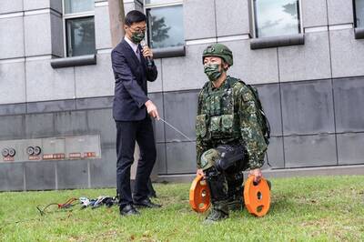 中科院技轉軍用外骨骼挺長照 照服員可穿「輕量版」搬移長者