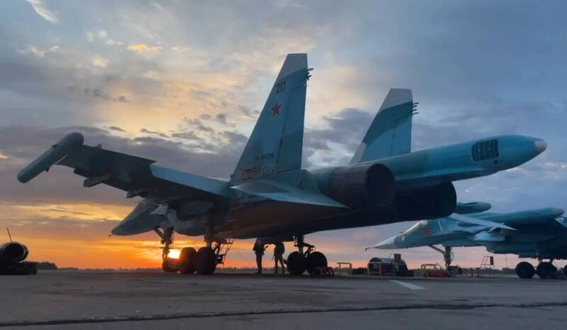 烏軍再襲俄境空軍基地！俄軍頻道罕見承認4架Su-34戰機遭重創