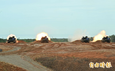 「地表最強」M1A2T四砲齊射！ 官兵：展現最大火力壓制敵軍登陸