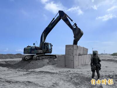 漢光41》阻敵登陸台中 「艾斯科」防禦工事現蹤大甲海灘