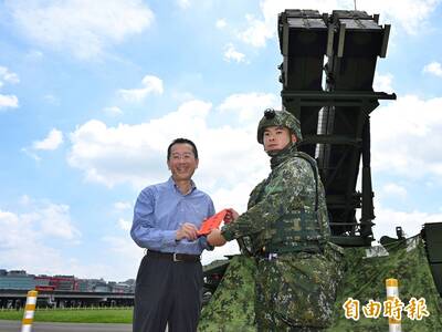 漢光41》顧立雄赴北市河濱公園視導愛國者飛彈陣地 引發民眾圍觀