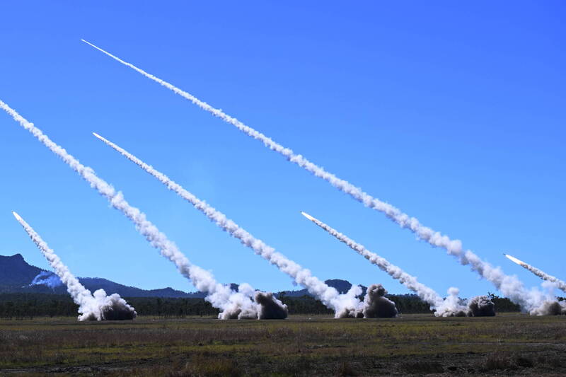護身軍刀演習 澳洲海馬士多管火箭系統首射實彈